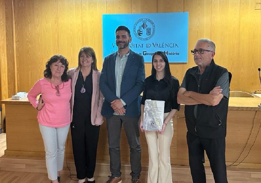Luisa Acosta con su tribunal de Tesis