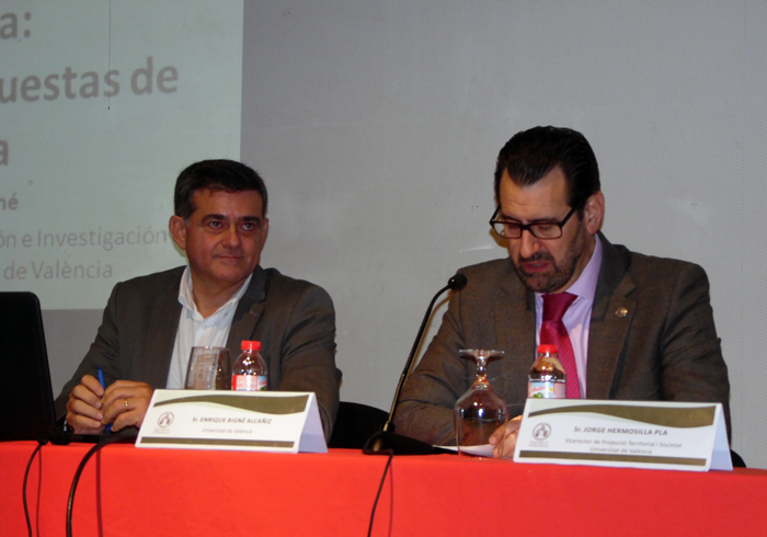 El profesor Enrique Bigné (a la izquierda) y el vicerrector Jorge Hermosilla (a la derecha).