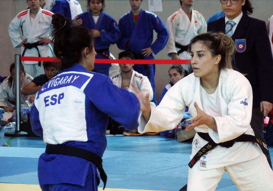 Dos mujeres compiten en el pasado CEU de judo.