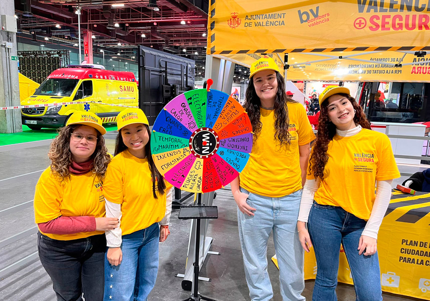 Estudiantat de la UV porta l'educació en emergències a Expojove 2025 al costat dels Bombers de València