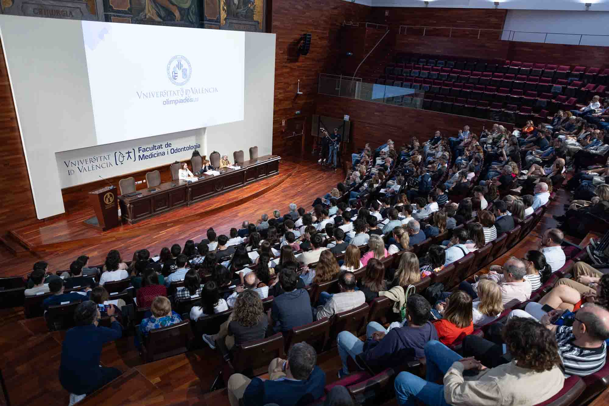 Acte de lliurament de diplomes i credencials a l'Aula Magna de la Facultat de Medicina i Odontologia - imatge 0