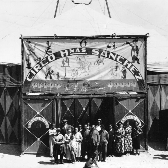 Fotografía antigua de artistas circenses en la puerta del circo