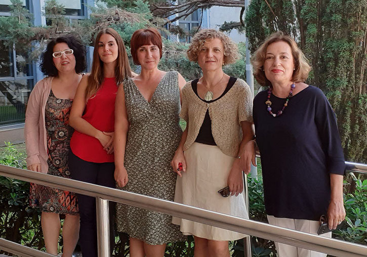 (D’esquerra a dreta): Inma Aleixos, Laura Guinot, Ester García, Mònica Bolufer i Isabel Burdiel, personal de la Universitat de València que integra el projecte CIRGEN.