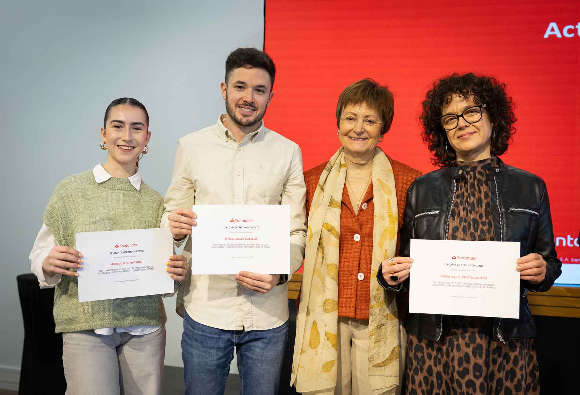 Estudiantes de la UV con la rectora