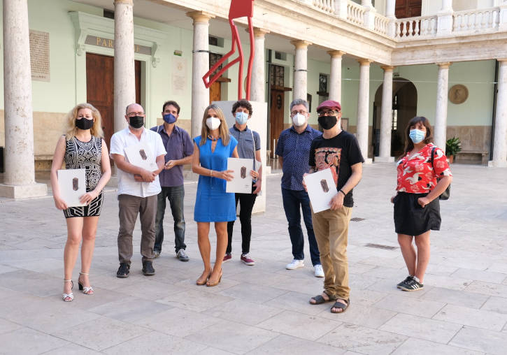 Participantes en la presentación del Anuari Cultural, en el claustro de La Nau.