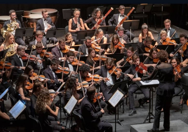 Orquestra Filharmònica de la UV, con dirección de Beatriz Fernández.