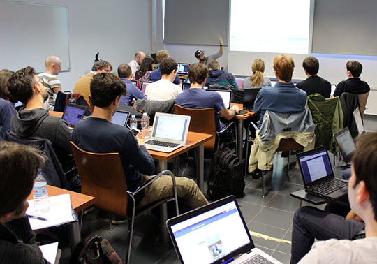 Una imatge dels estudiants en plena activitat del campament