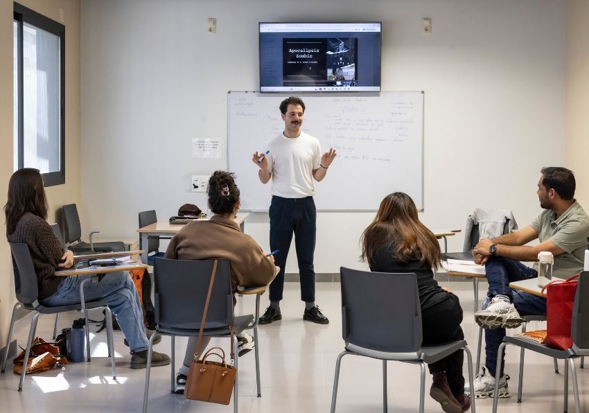 Imatge del esdeveniment:Professor davant un grup d'estudiants en un aula del CDI