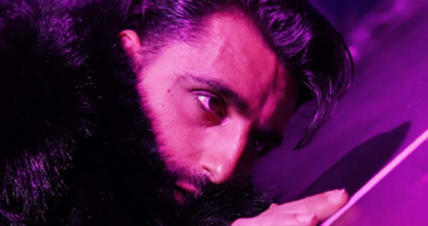 Un home en un escenari