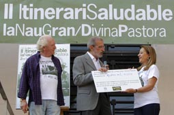 El rector Esteban Morcillo entrega el cheque a Bienvenida Guerrero en presencia de Luis de Bago.