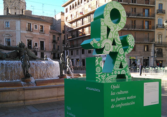 Escultura sobre la immigració a la plaça de la mare de Déu, València.