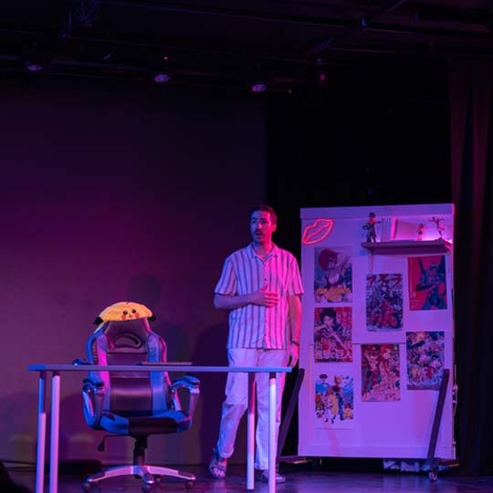 Un home en l'escenari