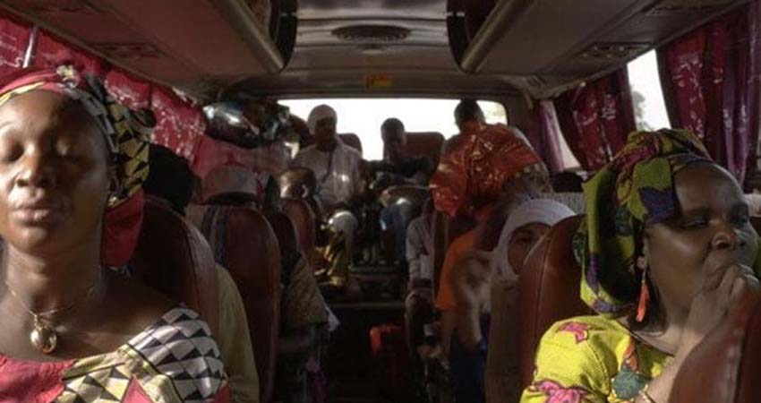 Grupo de personas en un autobús