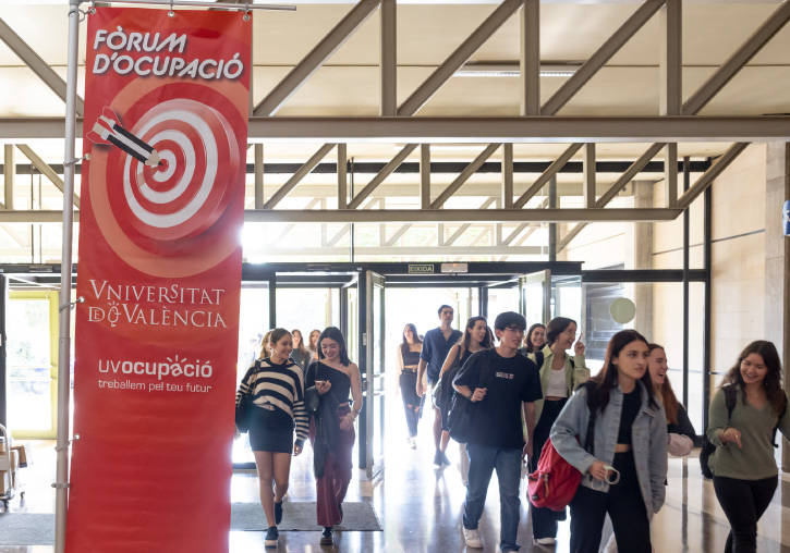 Estudiantes i estudiants accedeixen al Fòrum de Farmàcia.