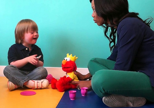 Niño jugando con su profesora