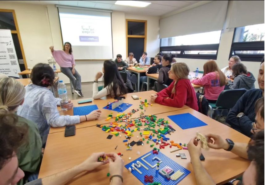 Alumnos aprendiendo a emprender en  una sesión de la metodología Lego Serious Play®