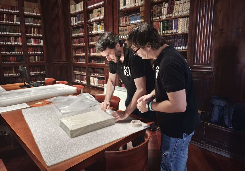 Transfer process of the books from the Historical Library.