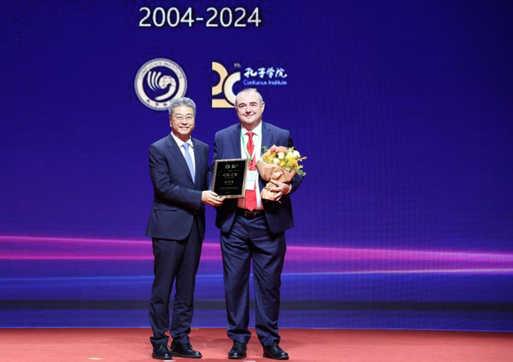 Vicent Andreu, receiving the award.