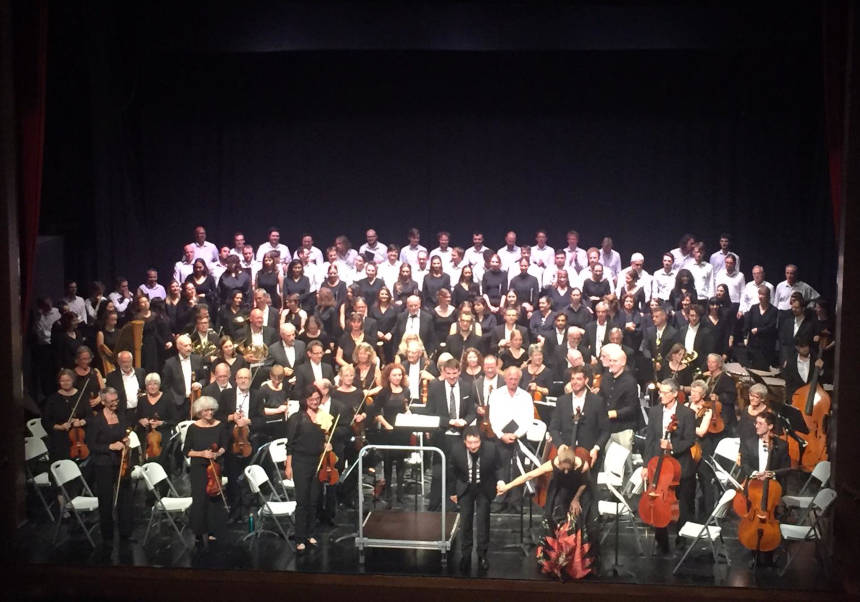 El Orfeó Universitari de València, en su actuación en el Teatro Echegaray de Ontinyent.