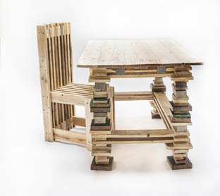 Mesa y silla recicladas con palés.