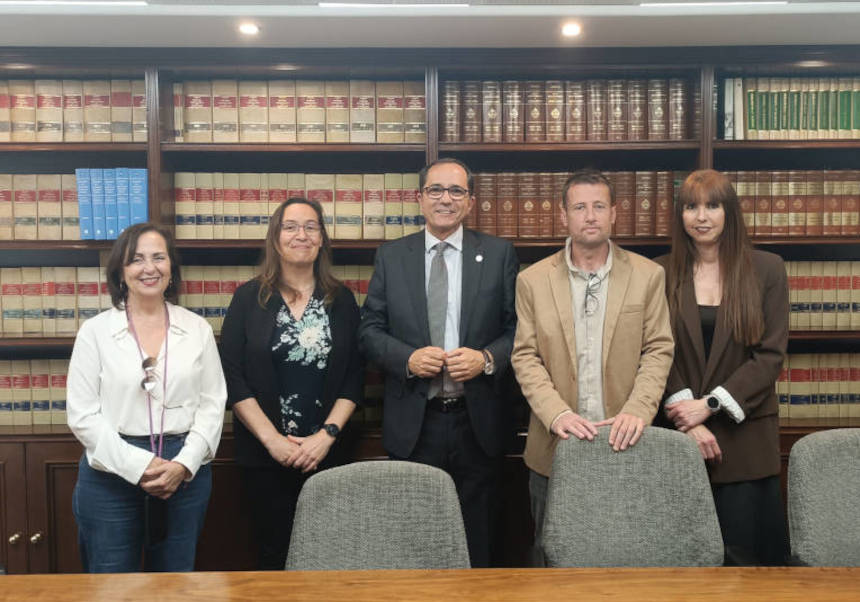 D'esquerra a dreta: Consuelo Cuenca; Verónica Sanz; el rector de la UV, Juan Luis Gandía; Jaime Alcalá; i Eva Escuder.