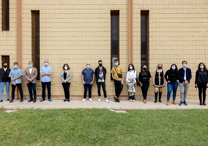 Artistas de la Mostra junto a la vicerrectora d'Ocupació i Programes Formatius, la vicerrectora de Cultura i Esport, el Delegat d'Estudiants, la comisaria de la Mostra, y miembros de equipos decanales del campus. / M. Lorenzo