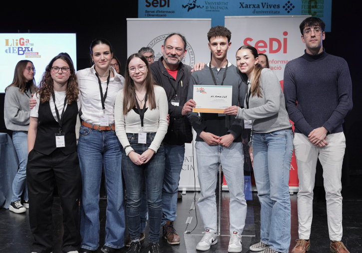 Moment of award delivery to the winning team of the local phase of the Secondary and Upper Secondary Education Debate League – 2024 / E. Alapont