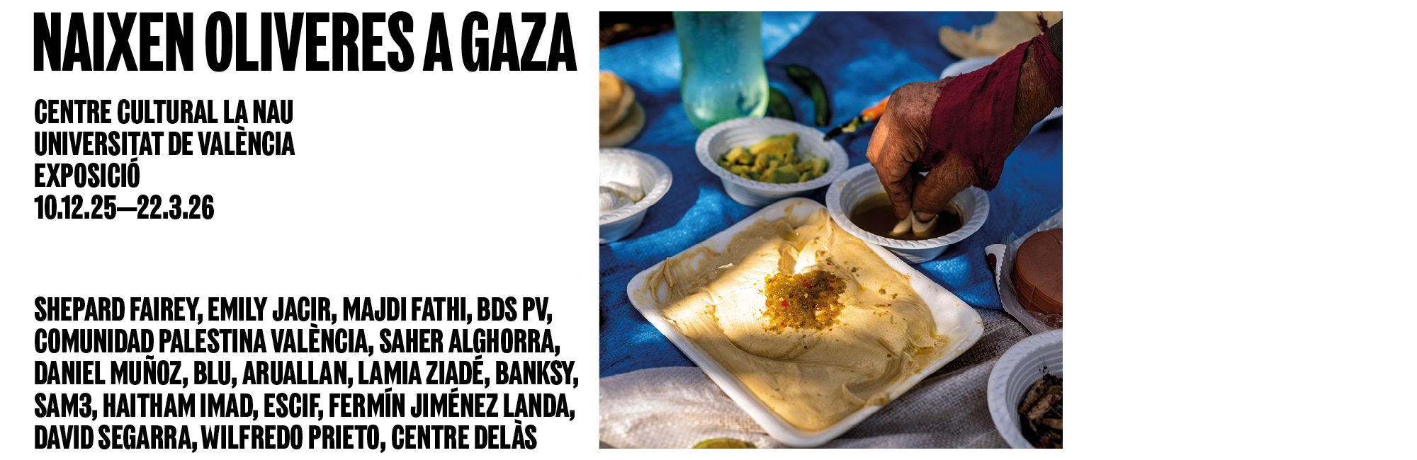 Mà agafant menjar d'un plat. 