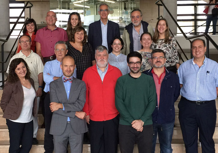 María Morales, catedràtica del Departament de Medicina Preventiva i Salut Pública de la Universitat de València amb els membres i col·laboradors del Grup 17 de CIBERESP.