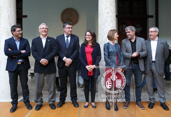 Las autoridades en el acto de inauguración de la exposición.