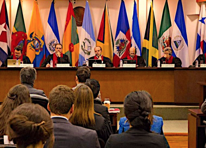 Mesa presidencial d'una cimera interamericana.