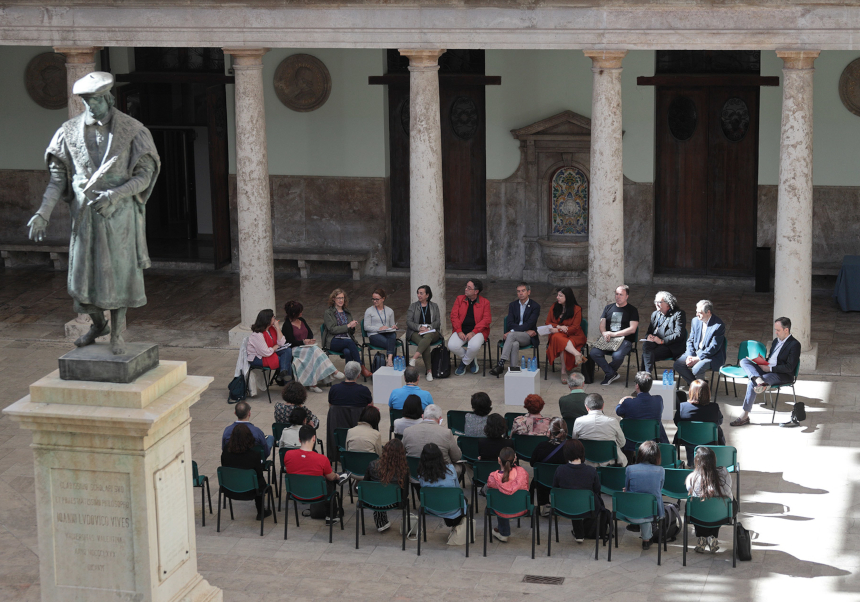 Responsables de les col·leccions de la UV durant la trobada.