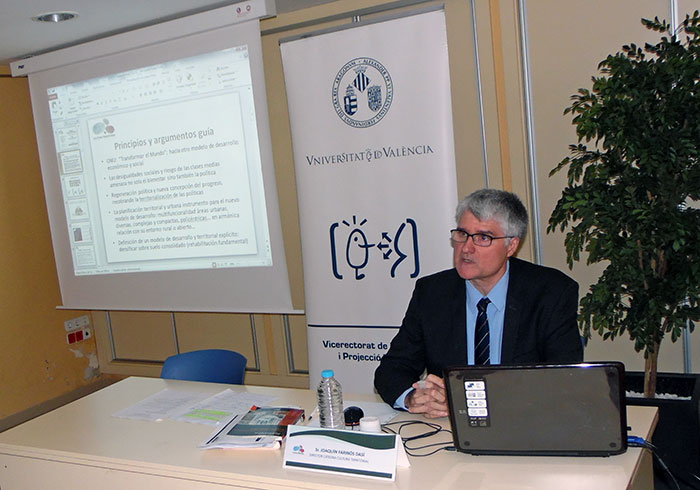 El director de la Càtedra de Cultura Territorial Valenciana, Joaquín Farinós, impartint una conferència a Dènia. 17/11/16