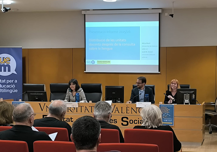 Rosanna Martínez, presidenta d'Escola Valenciana i els professors Jordi Antolí i Alícia Martí