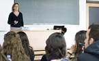 profesora dando clase