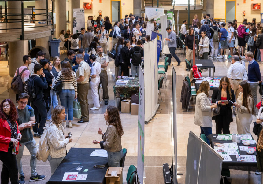 Estudiantado y empresas se dan cita en el Foro de Empleo de Farmacia de la UV. Foto de archivo