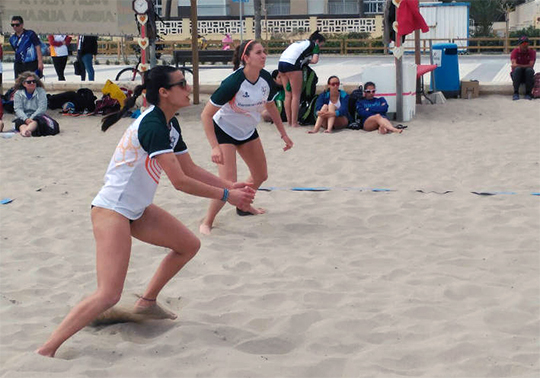 jugadores voleibol platja