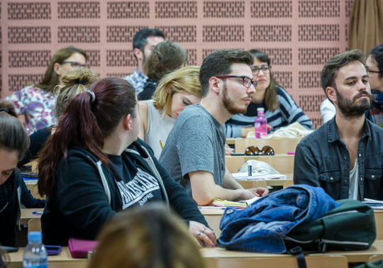Foto d'estudiants universitaris en una classe.