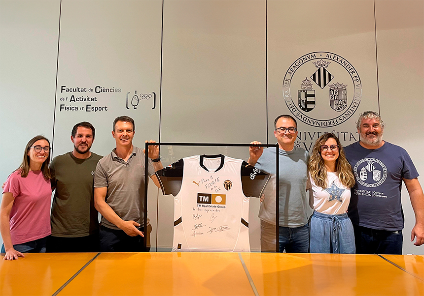 Grupo posando con la camiseta