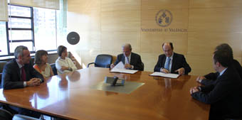 Els assistents a la signatura del conveni.