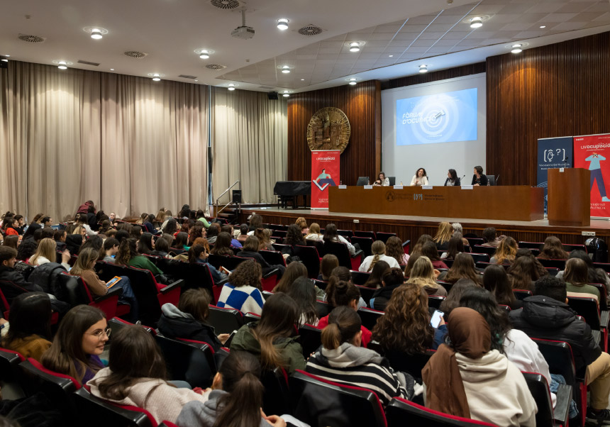 El Aula Magna de la Facultat, repleta durante la actividad de la mañana.