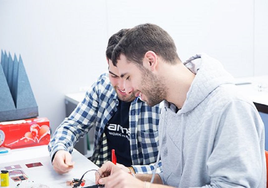 Dos estudiants d'Enginyeria Multimèdia presenten el TFG relacionats amb la càtedra IAVIS