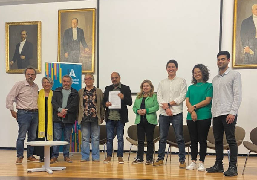 Pablo Cardoso, representant de la Universidad de las Artes de Ecuador i impulsor de l’Acord de Col·laboració de la Xarxa Internacional d’Observatoris, agafa el document acompanyat pels signants.