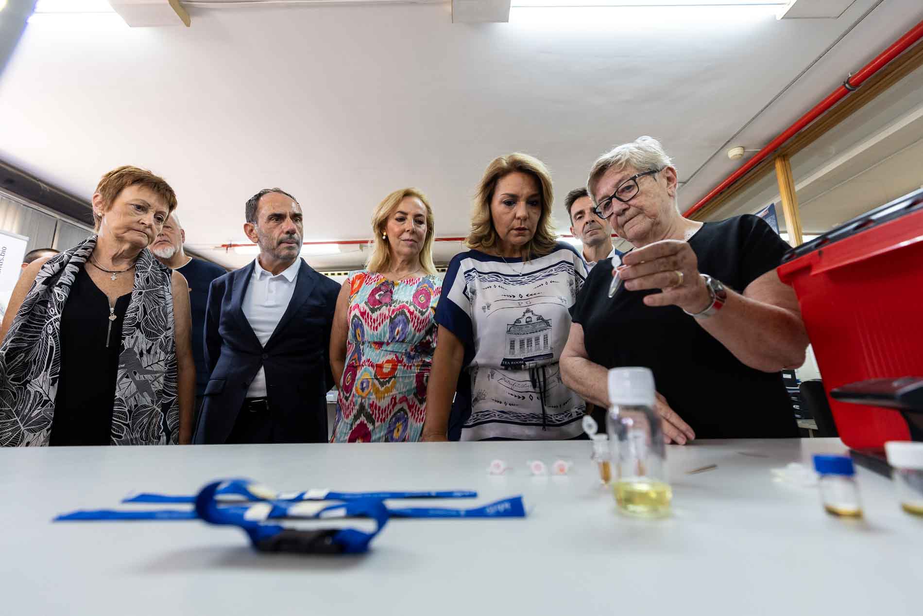 La vicepresidenta segona del Consell i consellera de Serveis Socials, Igualtat i vivenda, visita la Spin-Off Optical Sens
