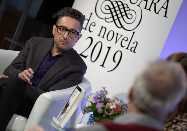 El argentino Patricio Pron, cuando ganó el Premio Alfaguara 2019.