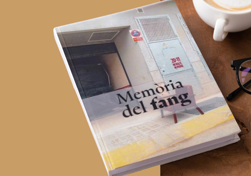 Imatge del llibre 'Memòria del fang' sobre un escriptori