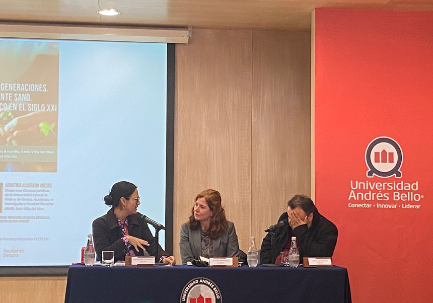 Elena Martínez during the conference