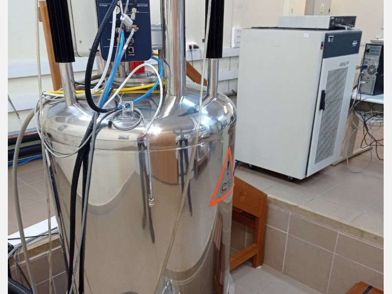 400MHz NMR spectrometer for solid-state samples