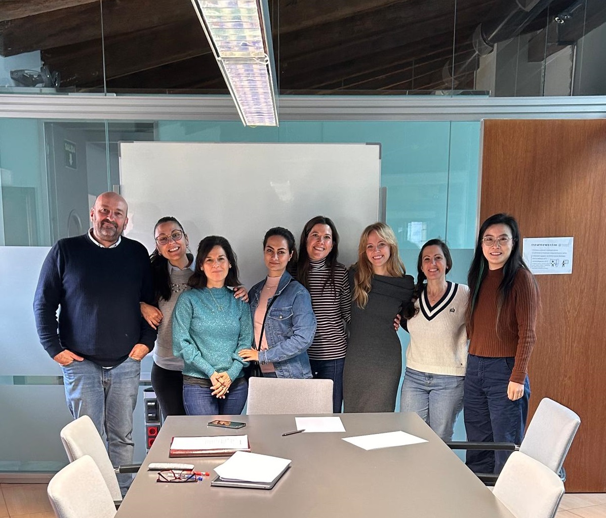 Miembros del grupo con Zahra