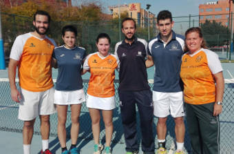 Los equipos de las universidades de València y de Alacant que se disputaron el CADU de tenis el día 1 de febrero.